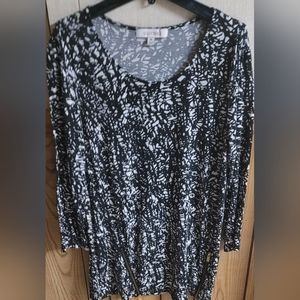 Ellen Tracy black and white 3/4 sleeve with foe zippers on the bottom